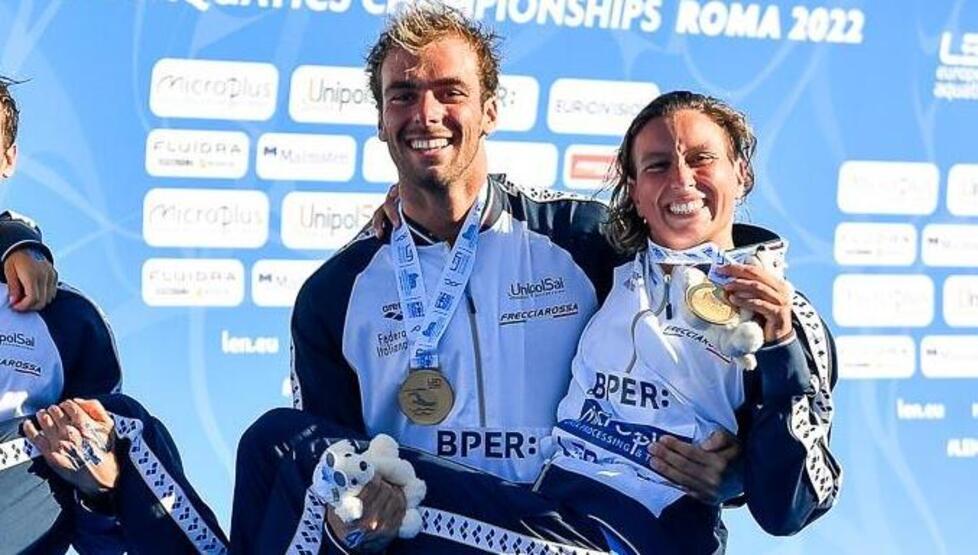 Rachele Bruni, atleta 32enne di Comeana, festeggia l’oro europeo conquistato a Roma in braccio a Gregorio Paltrinieri (Foto di An-drea Masini DBM)