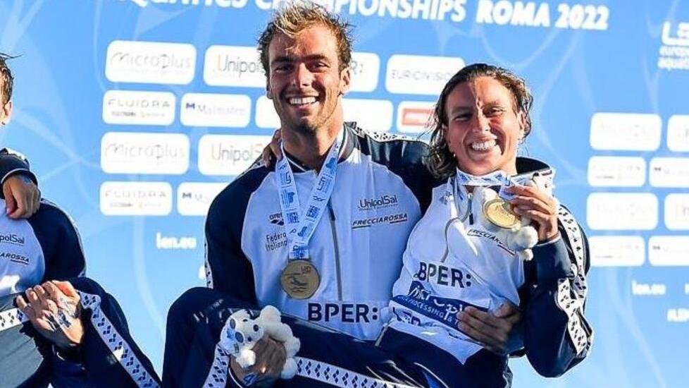 Rachele Bruni, atleta 32enne di Comeana, festeggia l’oro europeo conquistato a Roma in braccio a Gregorio Paltrinieri (Foto di An-drea Masini DBM)
