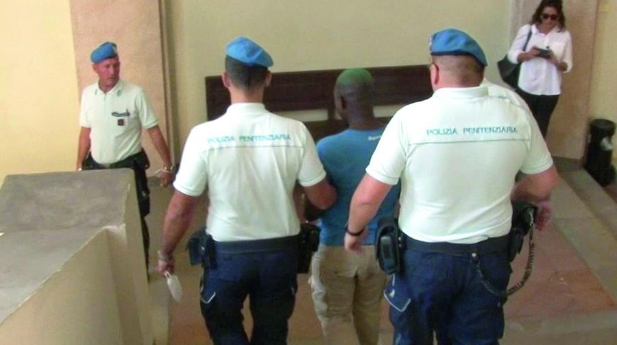
	Il 27enne originario della Guinea mentre viene scortato dagli agenti di polizia penitenziaria in tribunale a Piacenza

