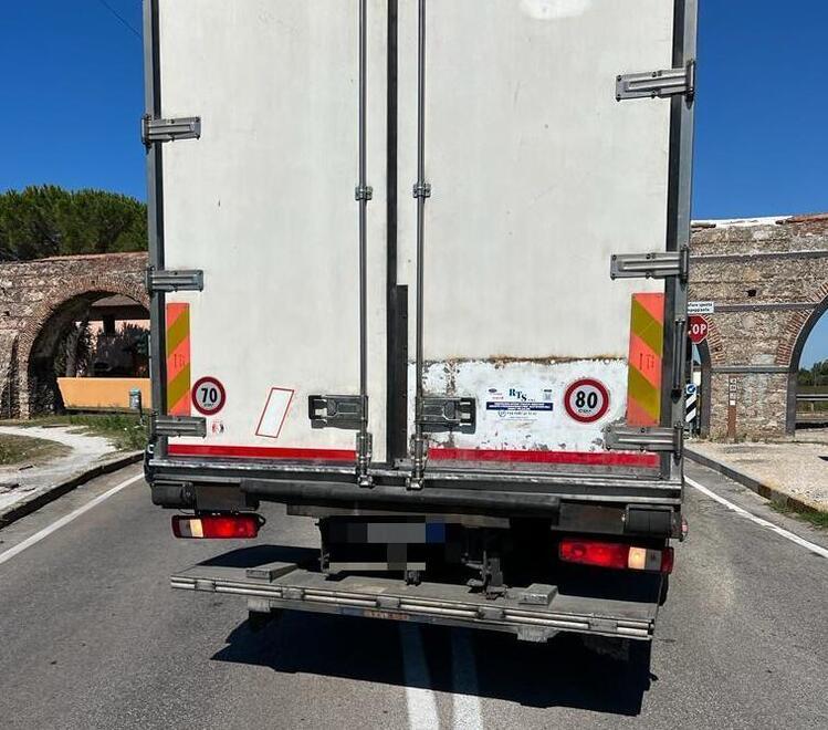 Nella foto il camion di un’azienda brianzola che ieri mattina, martedì, poco dopo le undici ha rischiato nuovamente di rimanere incastrato sotto gli archi dell’acquedotto mediceo