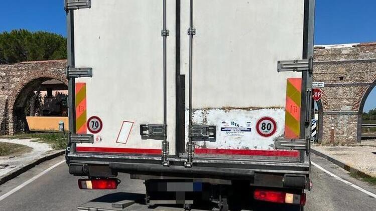 Nella foto il camion di un’azienda brianzola che ieri mattina, martedì, poco dopo le undici ha rischiato nuovamente di rimanere incastrato sotto gli archi dell’acquedotto mediceo