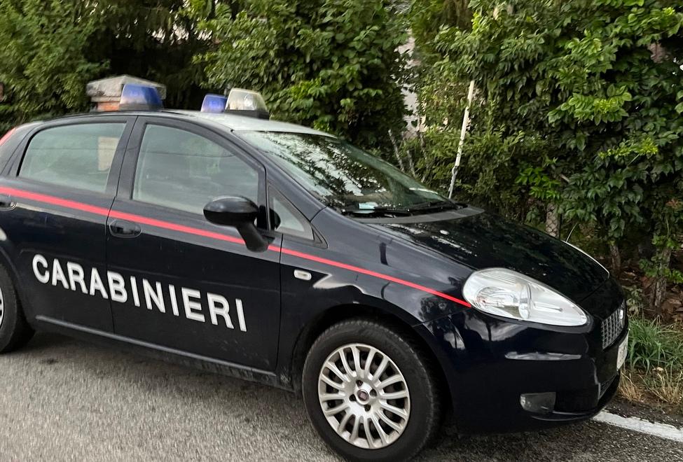 Una pattuglia dei carabinieri (foto d'archivio)