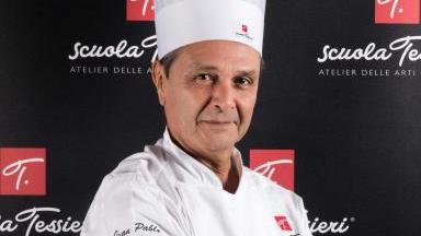 Juan Pablo Abalos Navarrete con la divisa da cuoco: la passione che aveva trasformato in una professione a 58 anni di età, dopo una carriera di successo nel mondo dell’editoria