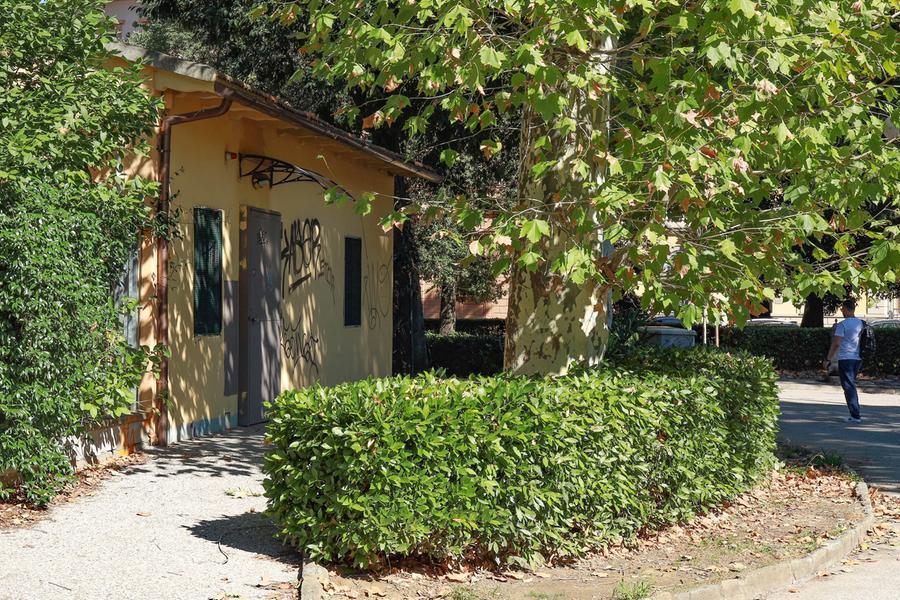Piazza D’Azeglio una tenda nei giardini e i bagni pubblici chiusi da più di 4 anni