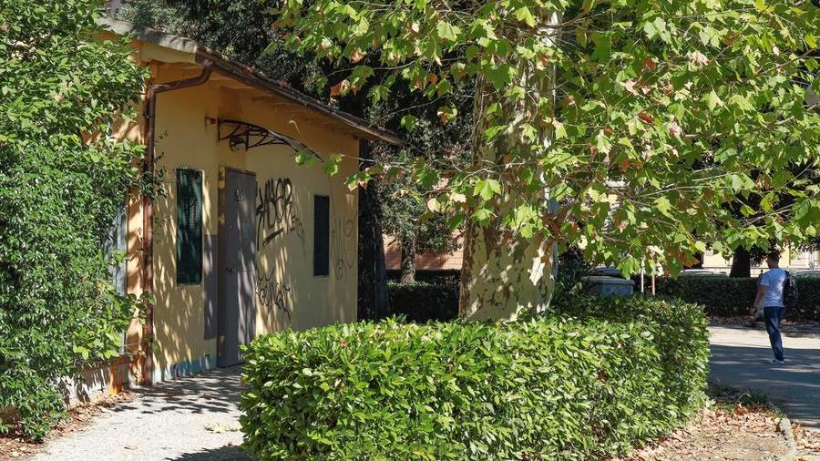 Piazza D’Azeglio una tenda nei giardini e i bagni pubblici chiusi da più di 4 anni