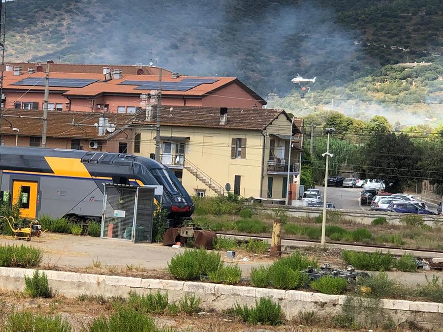 
	L'incendio a Orbetello e gli elicotteri che lavorano per spengere le fiamme&nbsp;


