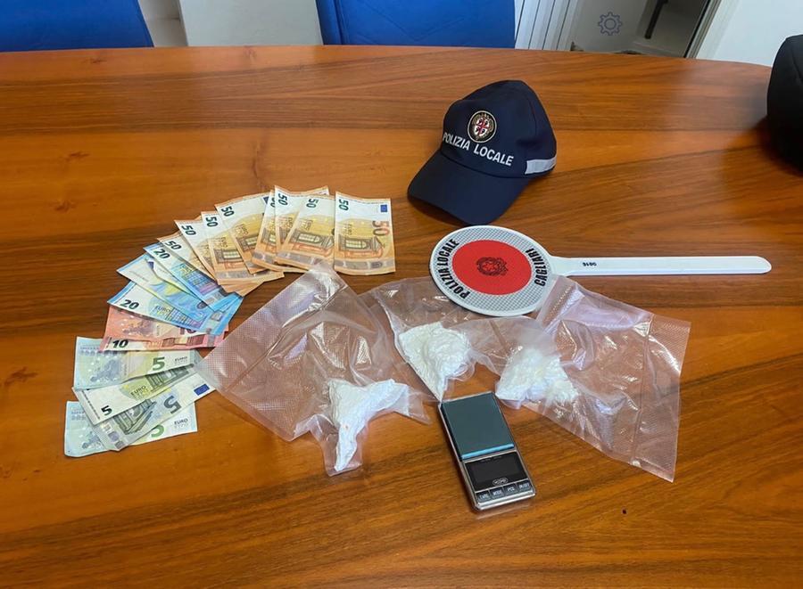 Scappa dalla polizia in moto, sperona un agente e gli frattura una gamba: arrestato