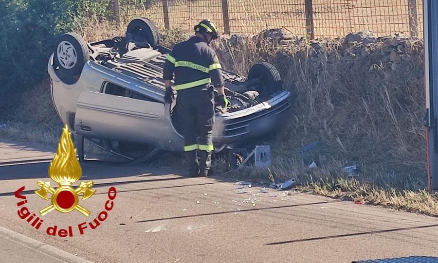 Un’auto esce di strada e si ribalta alla periferia di Olbia: conducente e passeggero in ospedale