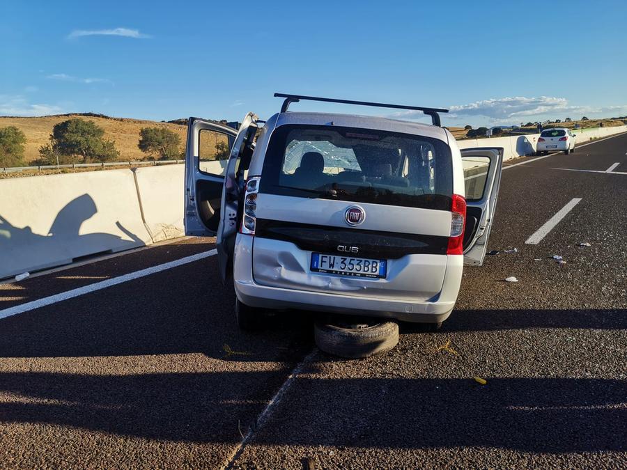 Perde il controllo dell’auto sulla Olbia-Sassari e sbatte due volte contro sparitraffico e guard rail: grave in ospedale a Sassari