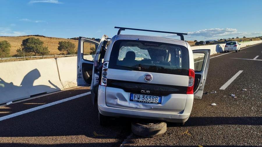 Perde il controllo dell’auto sulla Olbia-Sassari e sbatte due volte contro sparitraffico e guard rail: grave in ospedale a Sassari