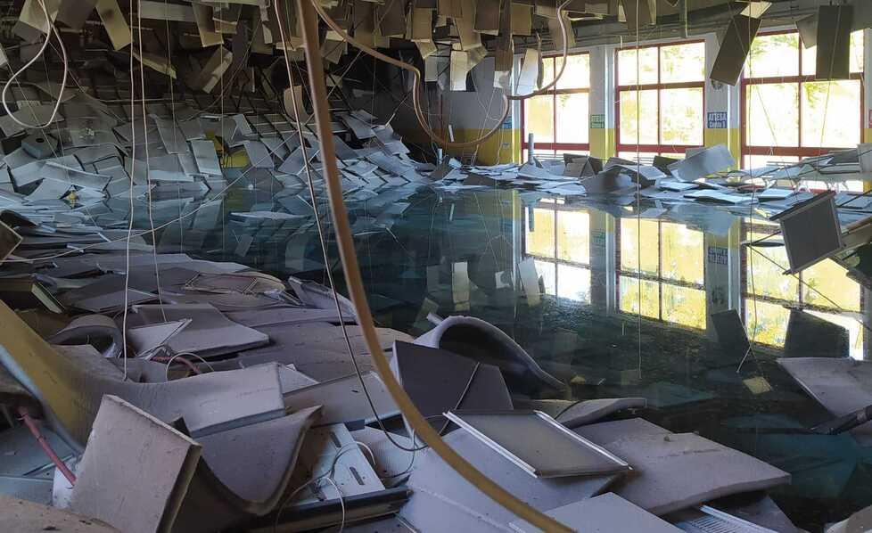 Finale Crolla il controsoffitto in piscina