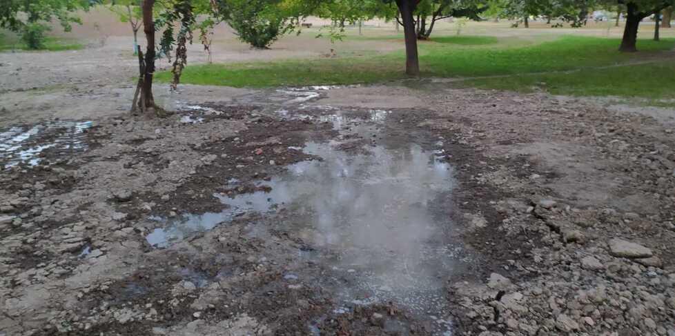 Modena Stesso tubo rotto, parco Amendola allagato I residenti: «Colpa del cantiere di Gigetto» 