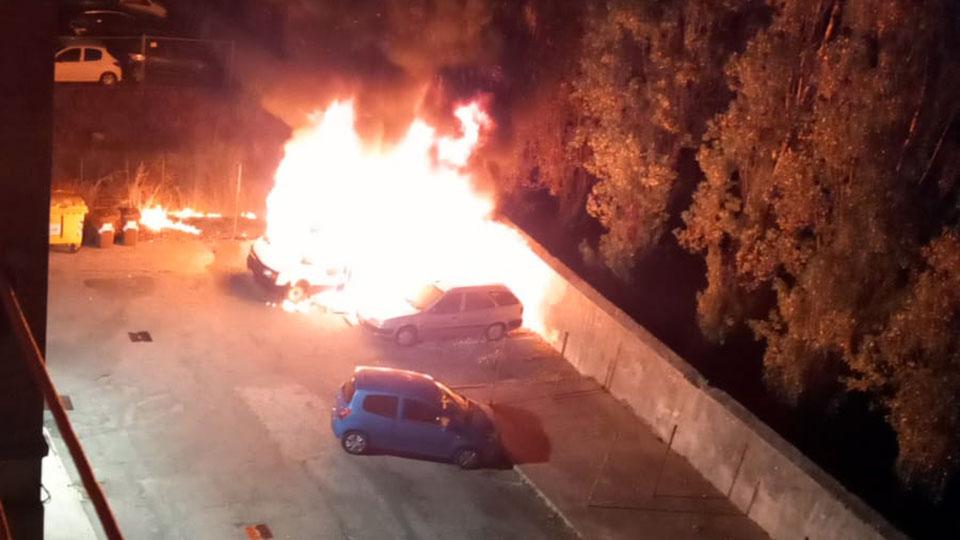 L’incendio che ha avvolto un camper e un’auto parcheggiati in via Giordano Bruno
