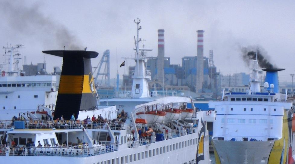 Fumi e smog, l’allarme dei cittadini: «Troppe navi vecchie in porto, trovate i soldi per le centraline»