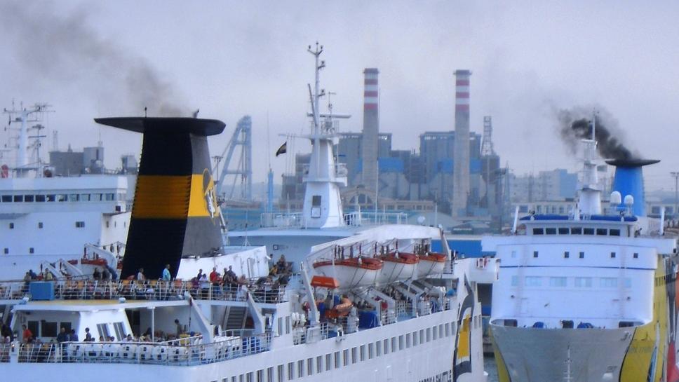 Fumi e smog, l’allarme dei cittadini: «Troppe navi vecchie in porto, trovate i soldi per le centraline»