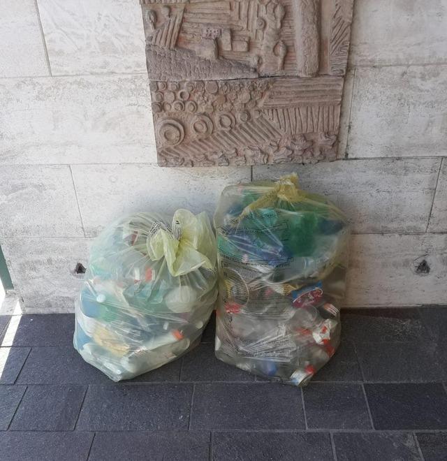 Rifiuti lasciati davanti al municipio di Masi. Il sindaco denuncia la “marachella”