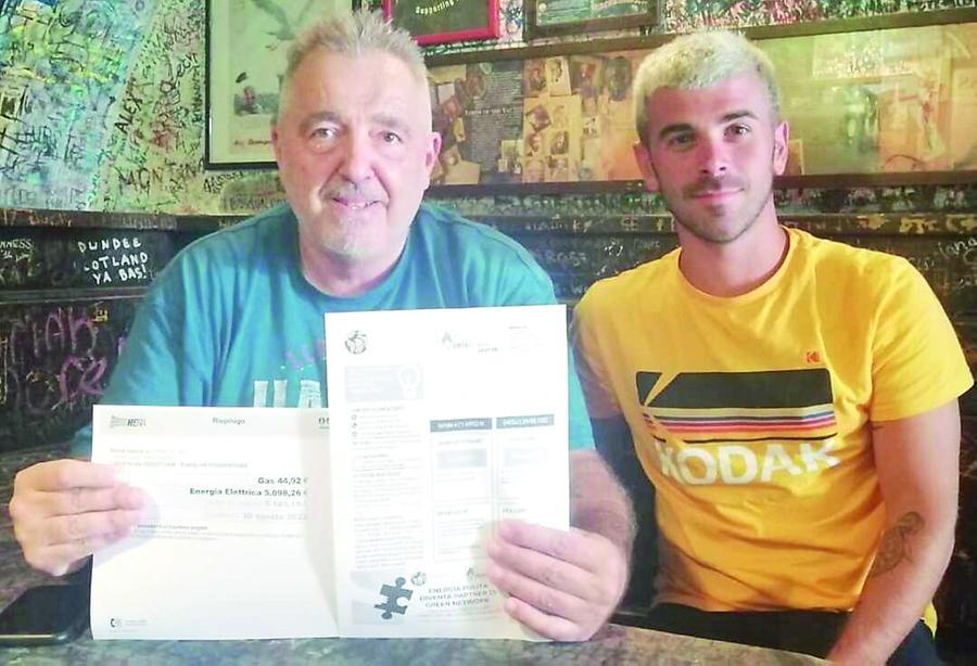 
	Fabio Crescioli (a sinistra) gestisce il locale da 28 anni: la sua attivit&agrave; &egrave; punto di ritrovo per studenti italiani e americani

