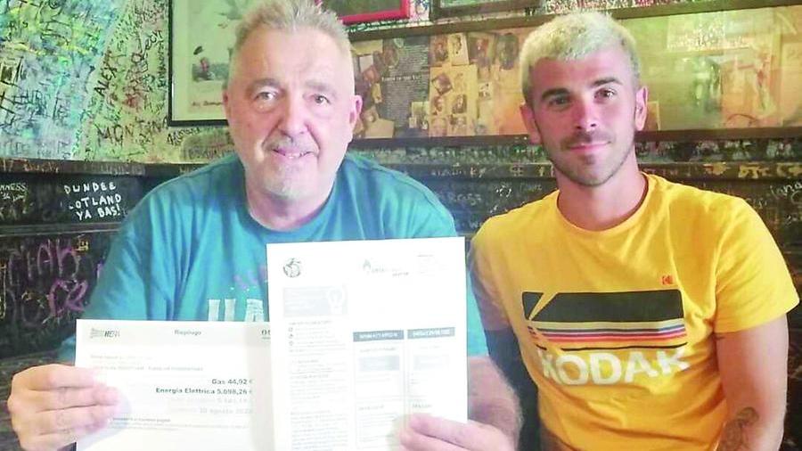 Fabio Crescioli (a sinistra) gestisce il locale da 28 anni: la sua attività è punto di ritrovo per studenti italiani e americani