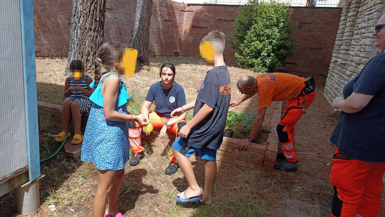 I bambini rimasti in spiaggia da soli sono stati affidati ai volontari della Pubblica assistenza
