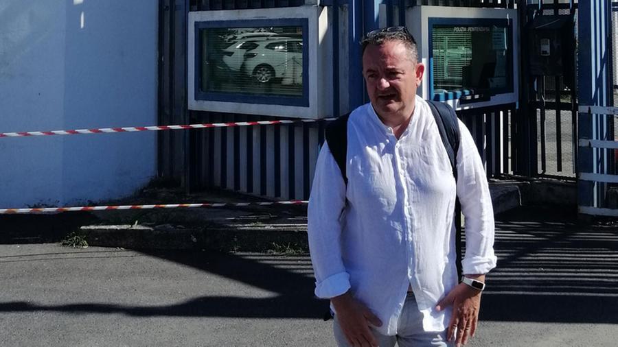 Aldo Di Giacomo di fronte al carcere di Sollicciano 