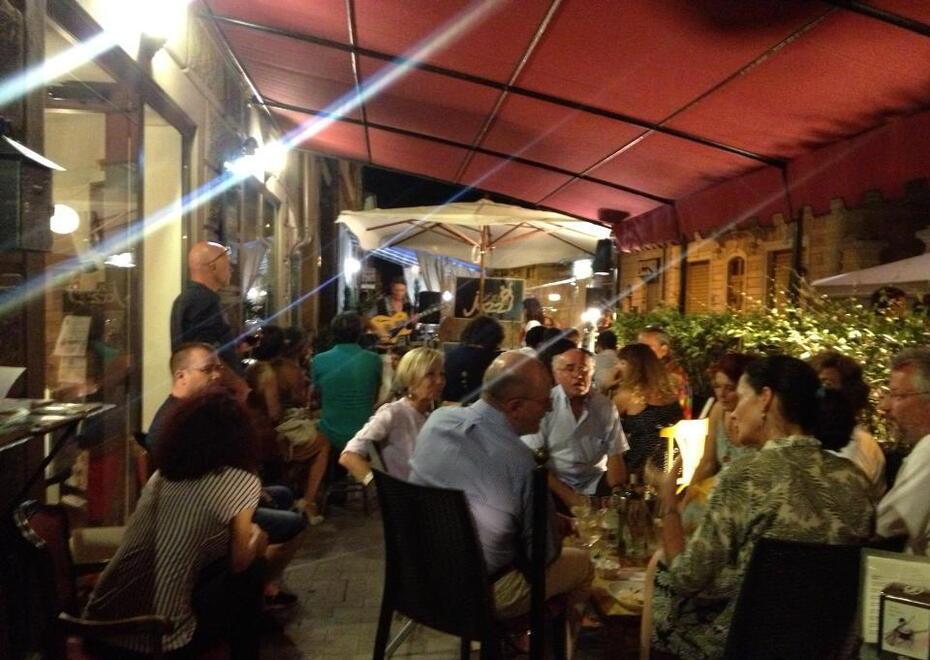 Offre un posto di lavoro come cameriere, rispondono in 130