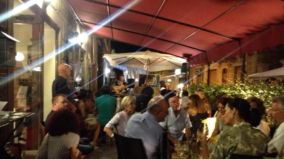 Offre un posto di lavoro come cameriere, rispondono in 130