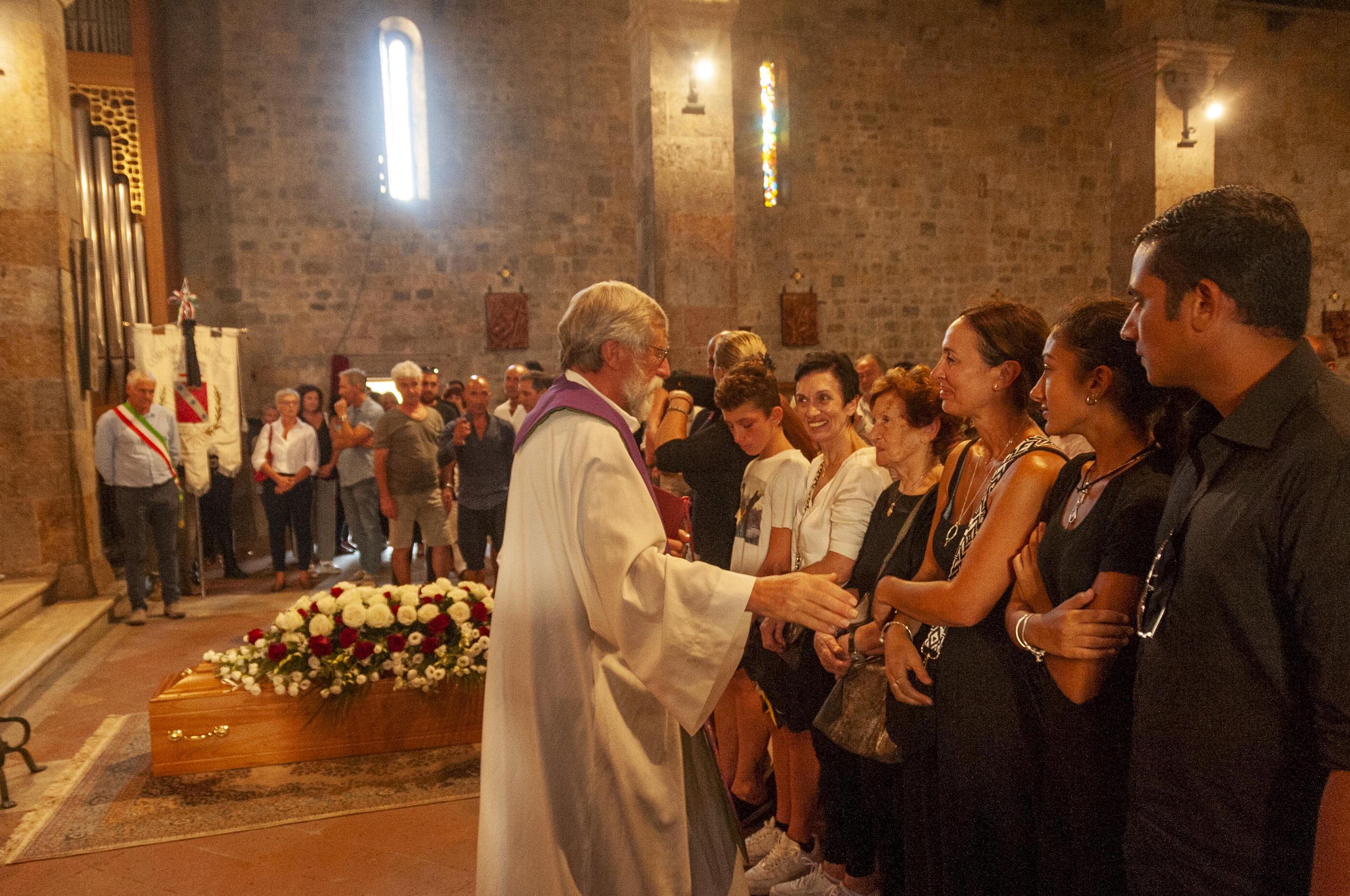 Una chiesa piena per Enrico: l’addio di Camaiore a Marchetti