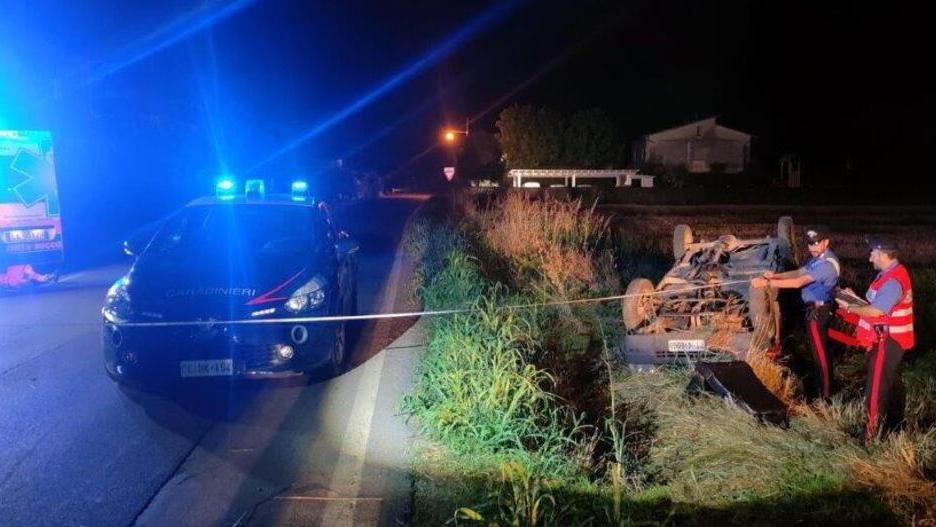 Muore nell’auto che si ribalta in un fossato volontario in pensione della Croce Verde