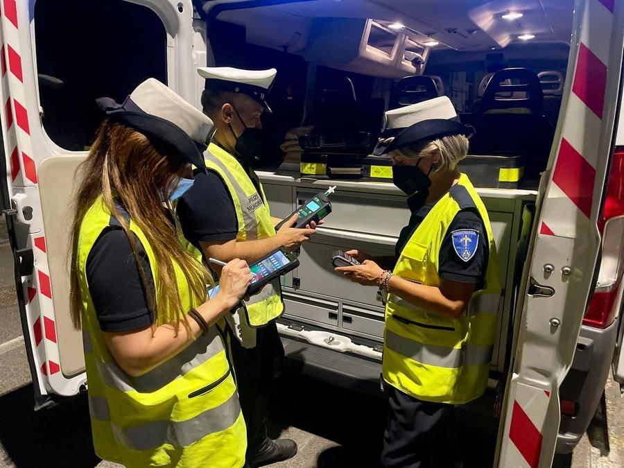 Carpi, guidava con “foglio rosa” in stato di ebbrezza: multa da 1700 euro