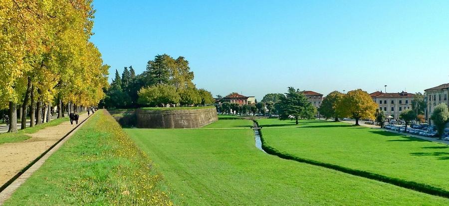«Vietato dormire sulle panchine», il sindaco di Lucca firma l’ordinanza anti-bivacco
