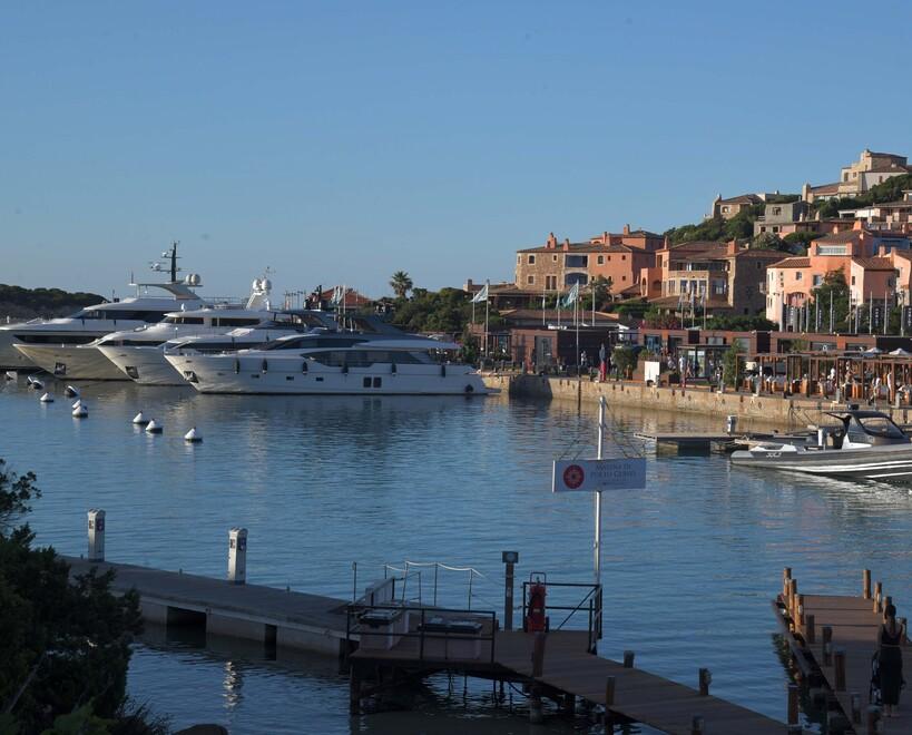 Porto Cervo, la protesta: «Il porto vecchio svilito da rumori, musica ad alto volume e cafonate» 