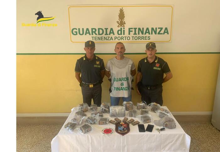 Sbarca a Porto Torres con dodici chili di hascisc e cocaina: arrestato