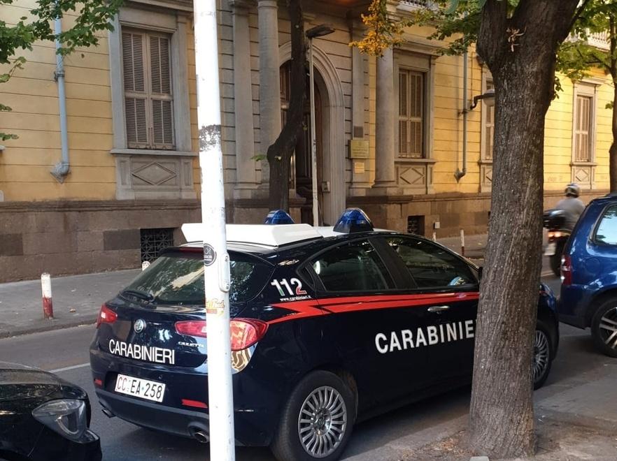 Sassari, ladro maldestro ruba all'università e si addormenta su un divano