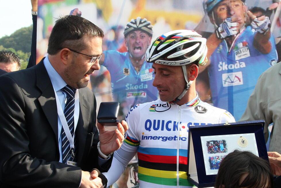 Il sindaco Crecchi nel 2007 con il campione del mondo Paolo Bettini