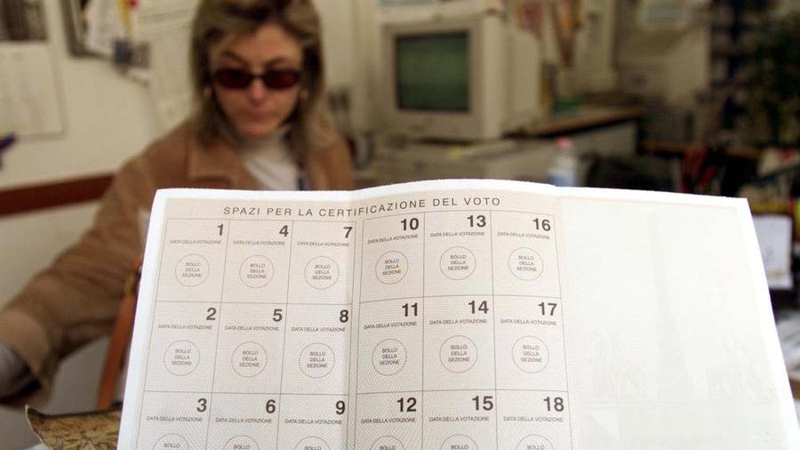ELEZIONI
LA NUVA TESSERA ELETTORALE CHE DA LA POSSIBILITA' DI VOTARE PER 18 VOLTE