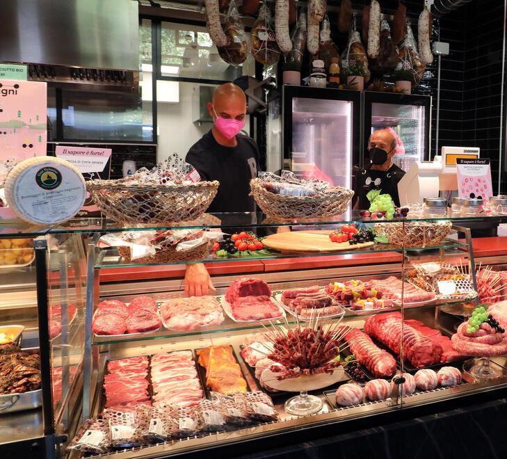 Le attività piegate dai rincari: «Non ci resta che chiudere». Così tra Cecina e Piombino