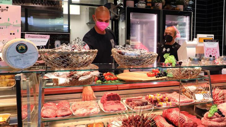 Le attività piegate dai rincari: «Non ci resta che chiudere». Così tra Cecina e Piombino