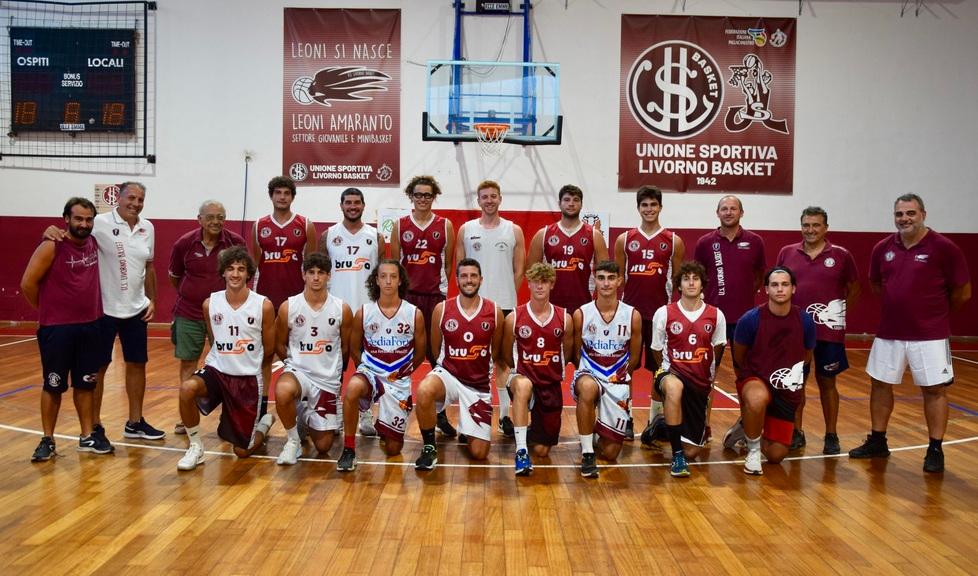 Il gruppo al completo dell’Us Livorno sul parquet del Cosmelli al primo giorno di raduno