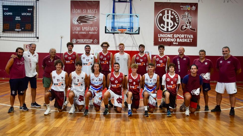 Il gruppo al completo dell’Us Livorno sul parquet del Cosmelli al primo giorno di raduno