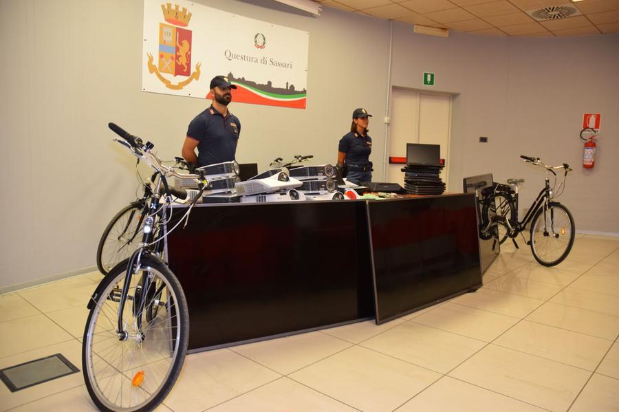 Sassari, in casa 3 chili di droga, bici e computer rubati