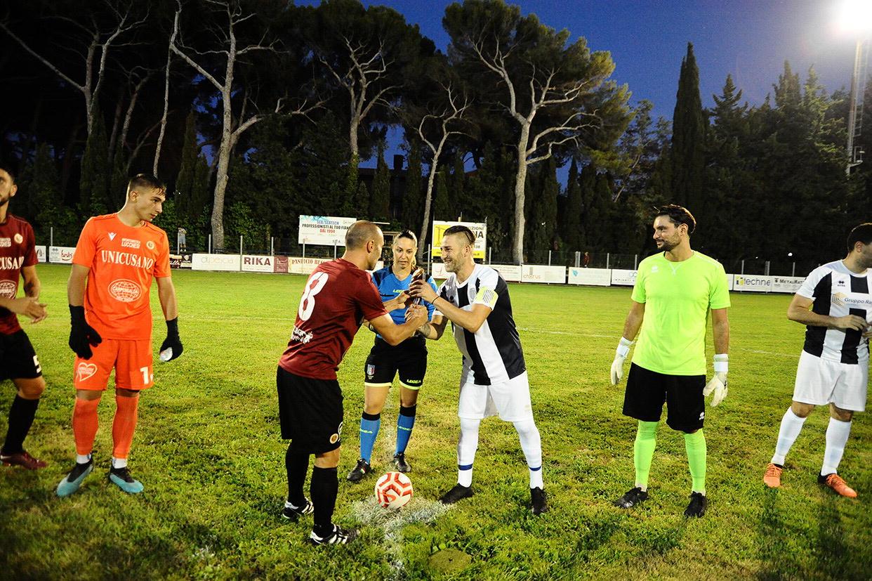 La stretta di mano dei capitani