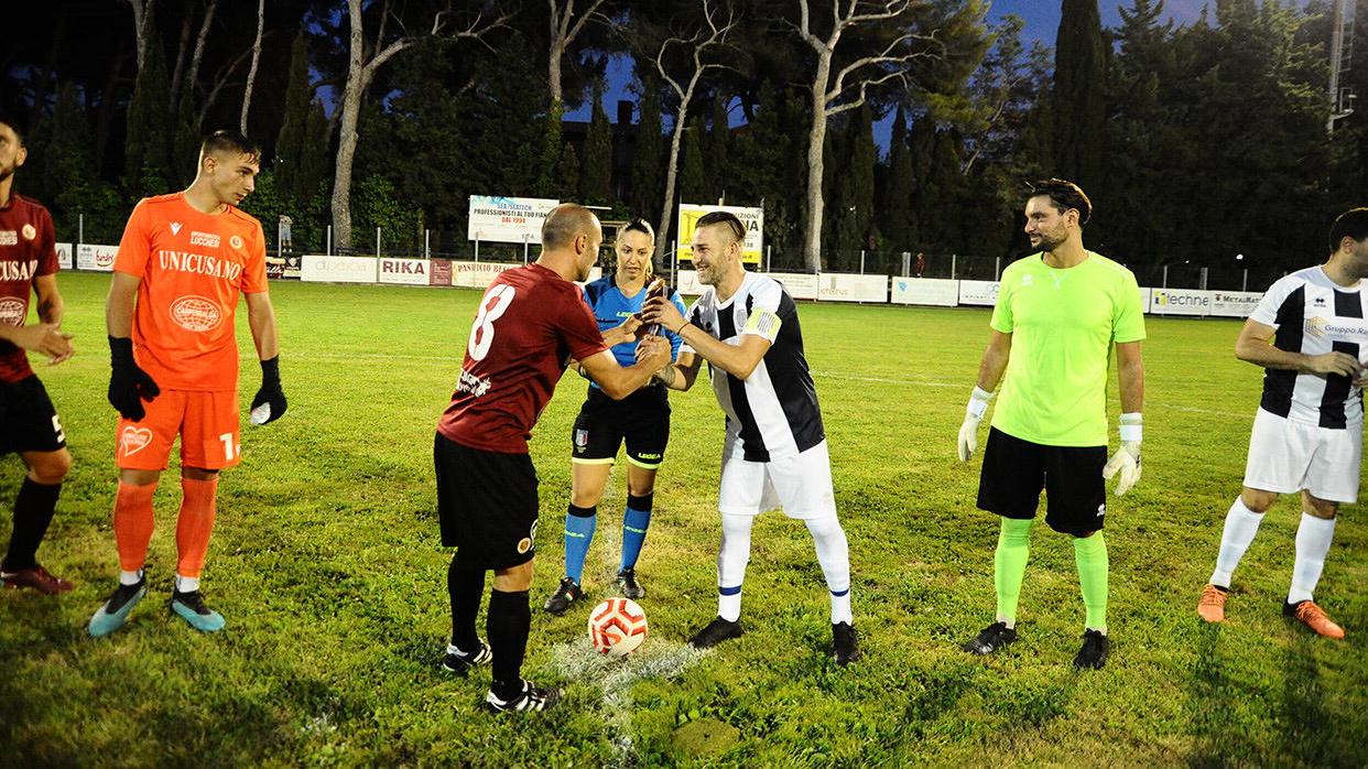 La stretta di mano dei capitani