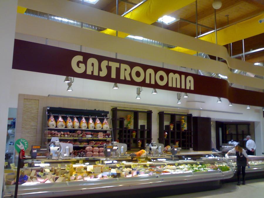 
	Il banco della gastronomia e dei prodotti pronti del punto vendita Conad di Guastalla

