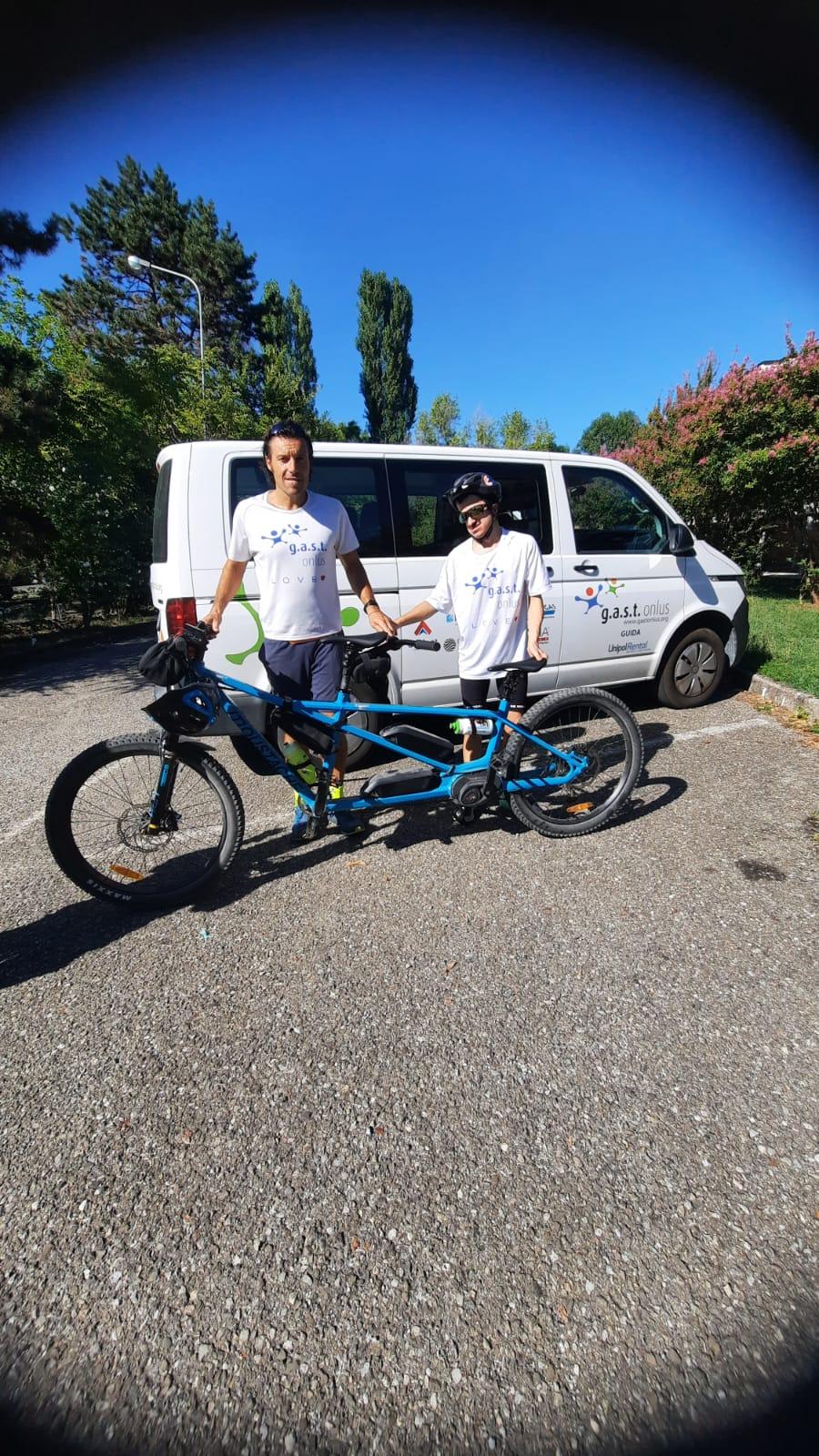 
	Il presidente della Onlus Gast Giacomo Cibelli e Dario hanno appena collaudato il tandem che dovr&agrave; condurli al Cerreto

