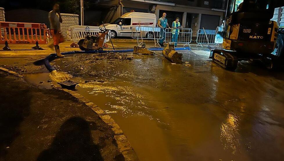 Modena. Operai della fibra rompono un tubo Notte “a secco” alle Morane 