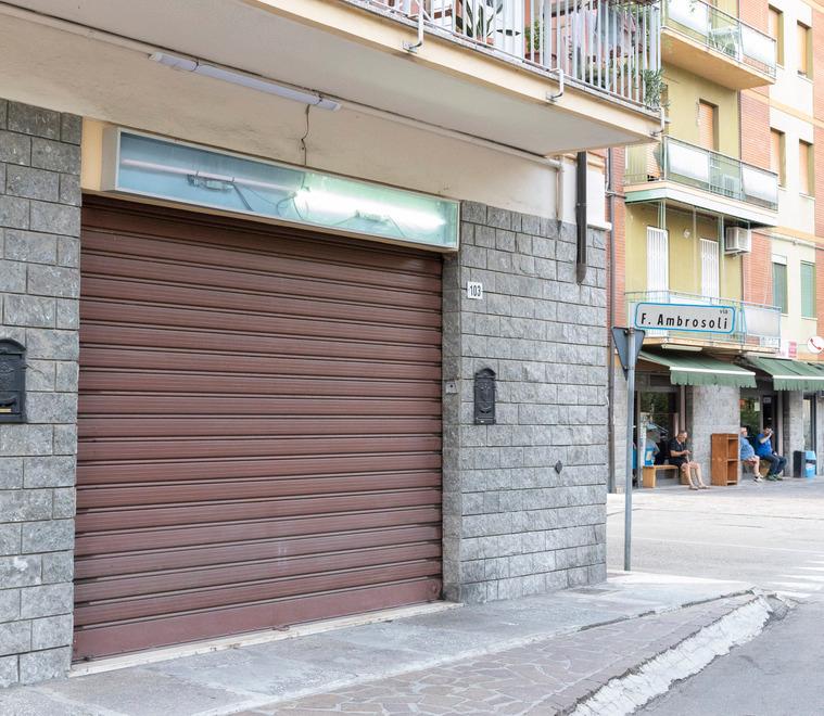 Modena Alcol e schiamazzi alla Sacca: chiuso il minimarket e multa al bar 