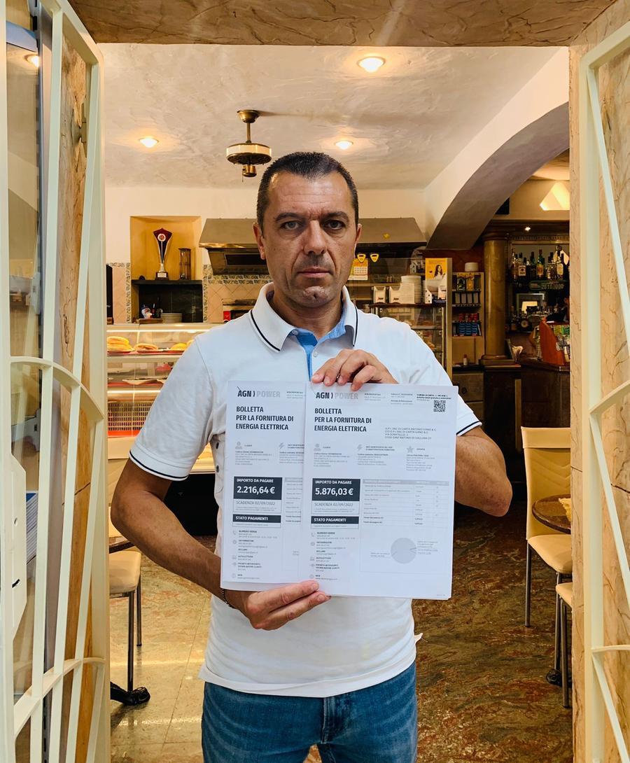 
	Ivano Carta mostra la bolletta esorbitante

