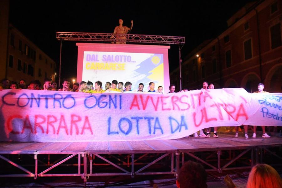 
	Mister Dal Canto e giocatori con lo striscione dei tifosi durante la presentazione in piazza Alberica

