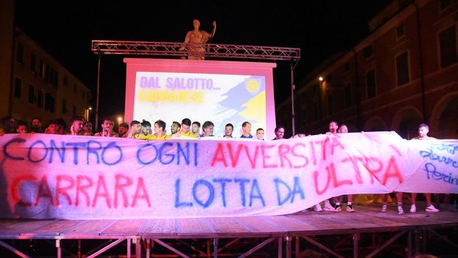 Mister Dal Canto e giocatori con lo striscione dei tifosi durante la presentazione in piazza Alberica