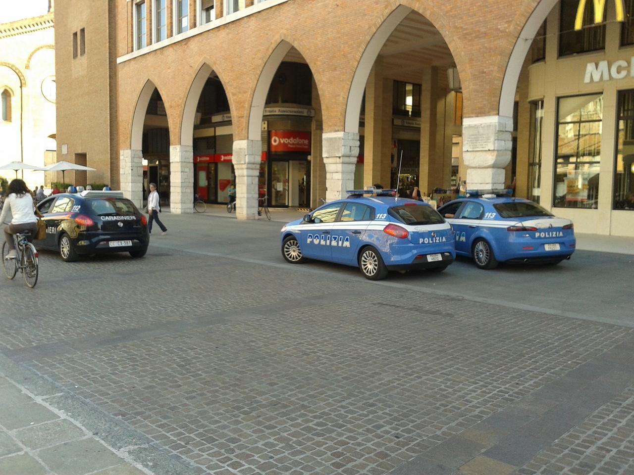 Polizia e carabinieri in piazza Trento Trieste